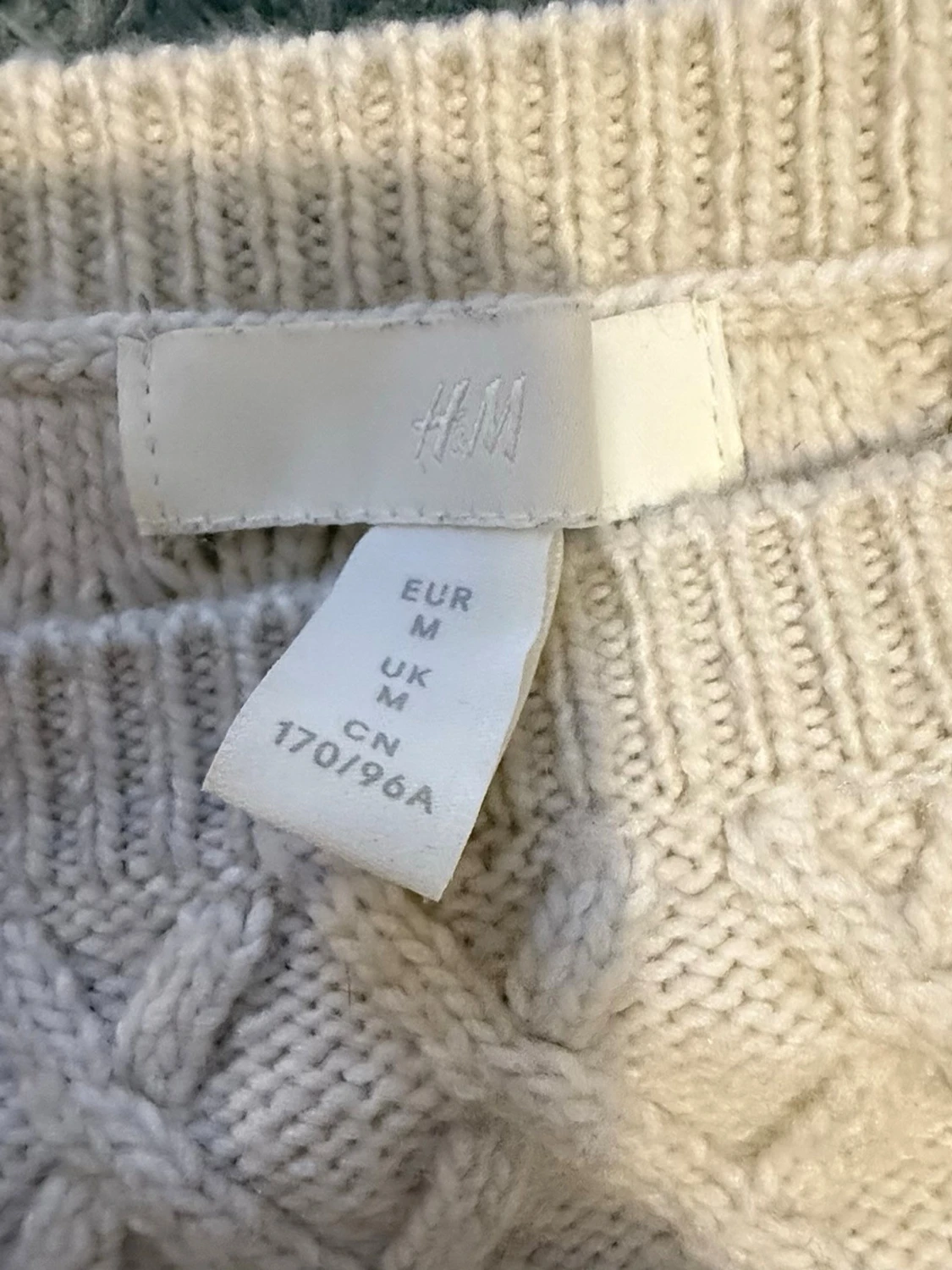 Beige stickad offshoulder tröja med volang - 4