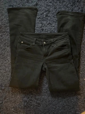 Cheap Monday jeans  - Svarta cheap Monday jeans i storlek 30/32. dem går lite över hälen på mig som är 165cm men jag gillar det. Endast använt ett fåtal gånger🩷
