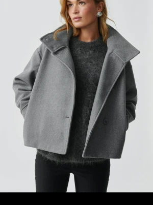 Kappa med krage - En jätte fin kappa med knappad krage, köpt på gina för 500 sälja för 180 , inga skador precis som ny, storlek s