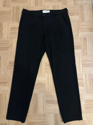 Les Deux kostymbyxor - Snygga svarta kostymbyxor från Les Deux med rak passform. Säljer eftersom de inte kommer till användning. Kom med prisförslag 
