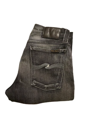 NUDIE JEANS - Tjena! Säljer dessa Nudie Jeans i modellen Slim Kim med en riktigt skön fade✔️ W27 L34✔️Skriv vid minsta fundering✔️