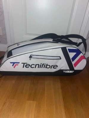 Tennis väska från Tecnifibre  - Tennis väska från Tecnifibre, helt ny med lappen kvar! Två stora fack och två små fack. Nypris 1000, säljer för 700