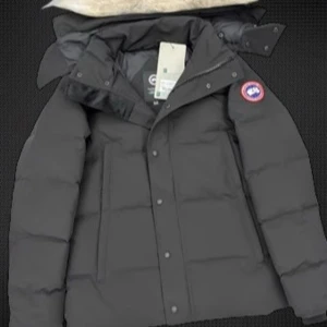 Canada goose wyndham jacka - Säljer en helt ny oanvänt canada goose wyndham. Perfekt för den kalla vädret och matchar med stilen😎. Fraktas samma dag/ dagen efter.