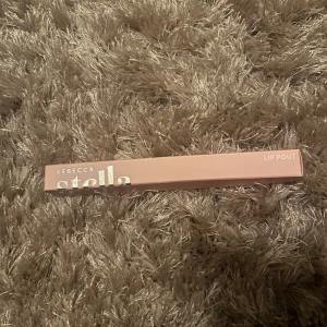 Rebecca Stella Lip Pout Icy Rose - Snygg läppenna från Rebecca Stella i färgen Icy Rose. Pennan kommer i en stilren, ljusrosa förpackning med silvriga detaljer. Perfekt för att definiera och forma läpparna med en mjuk och krämig konsistens.