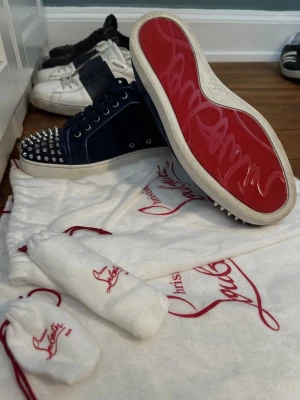 Louboutin-Bavarois - Säljer dessa otroligt sällsynta Louboutin skorna modell-Bavarois senast sålda pả GOAT 12'000kr. Storlek 42 sitter 42-43. Otroligt bra skick 9,5/10 tillkommer enbart dustbags och extranitar