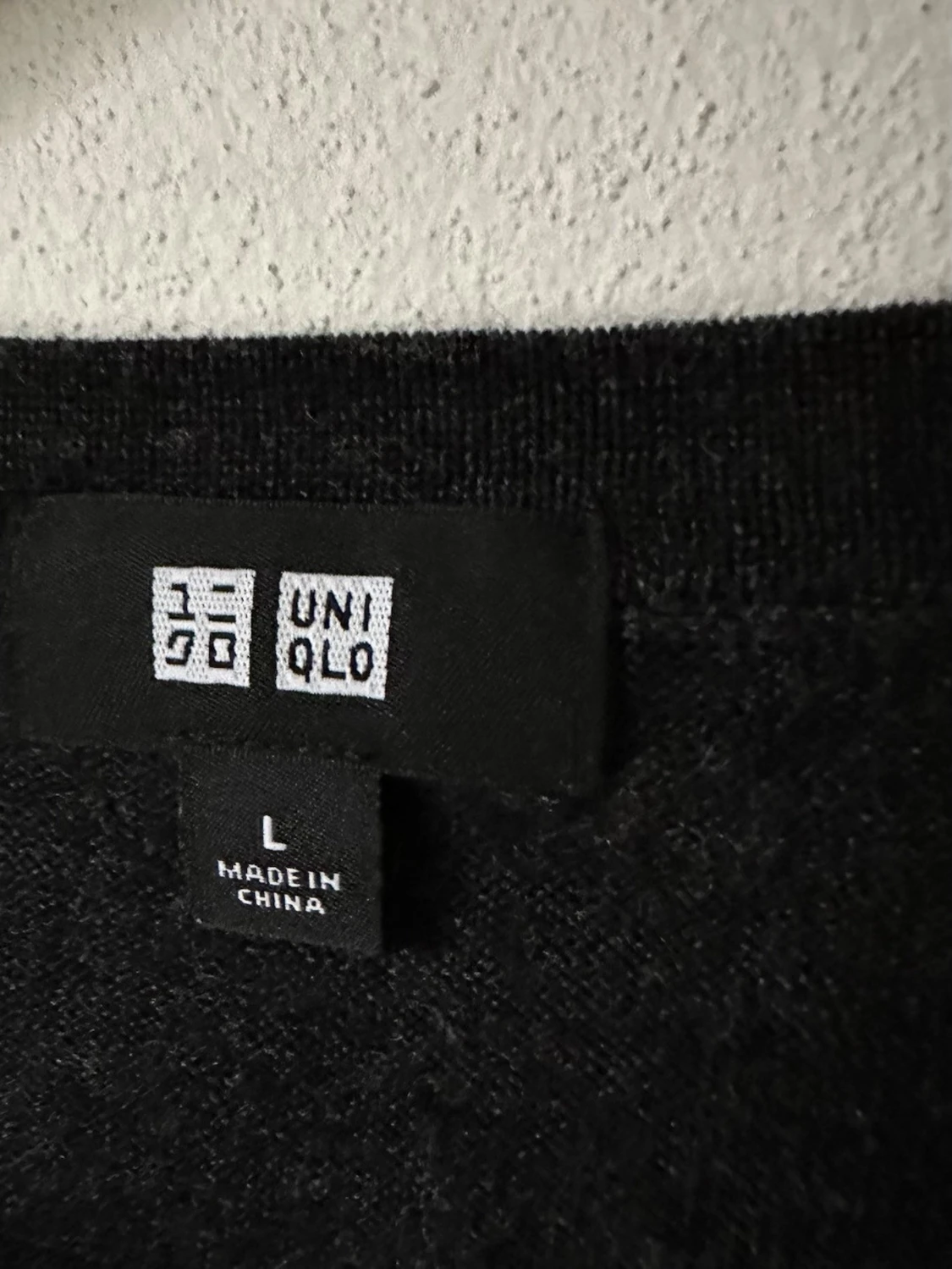 Mörkgrå v-ringad ulltröja från Uniqlo - 2