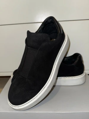 LEGEND KANE Sneakers - Hej! Säljer mina LEGEND Kane sneakers från Scorett, storlek 41 (passar även 42). Köpta för 1600 kr, nypris ca 1500 kr. Använda i endast 3 månader och i mycket bra skick, nästan som nya. Pris kan diskuteras vid snabb affär.