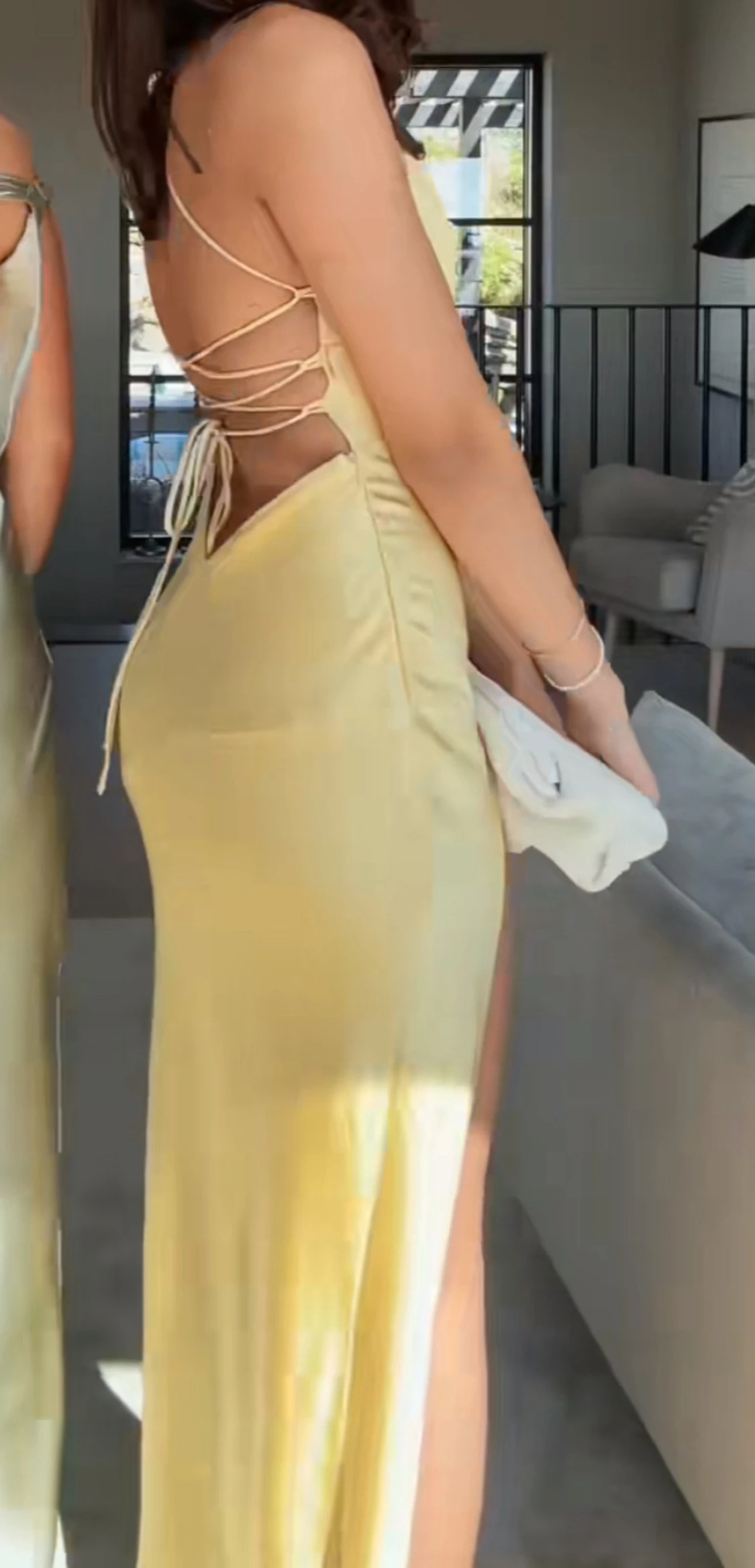 Ljusgul långklänning med slits - 2