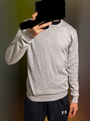 Ljusgrå stickad tröja från Bläck - Säljer en stilren ljusgrå stickad tröja från Bläck i storlek S. Skicket är mycket bra och jag svarar gärna på era frågor 😀 