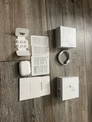 AirPods Pro (2nd generation) med MagSafe-laddningsetui (USB-C) - Säljer ett par AirPods Pro (2nd gen) med MagSafe-laddningsetui (USB-C). Komplett med originalkartong, extra öronkuddar, laddningskabel och manualer. Produkten ser ut att vara i mycket gott skick, inga synliga defekter eller slitage. Perfekt för dig som vill ha aktiv brusreducering och hög ljudkvalitet. Dom kommer helt oöppnade och oanvända sickar samma dag som beställningen 1:1