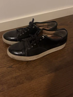 Lanvin - Säljer ett par svarta lanvins i strl 45/uk11som inte kommer till användning längre. Skorna har synligt slitage men har fortfarande mycket att ge. Perfekta beaters till regn/slask/snö osv. 
