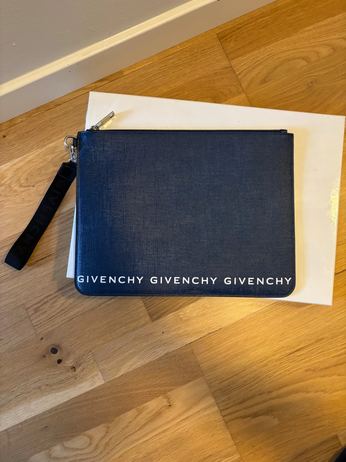 Mörkblå kuvertväska från Givenchy - 2