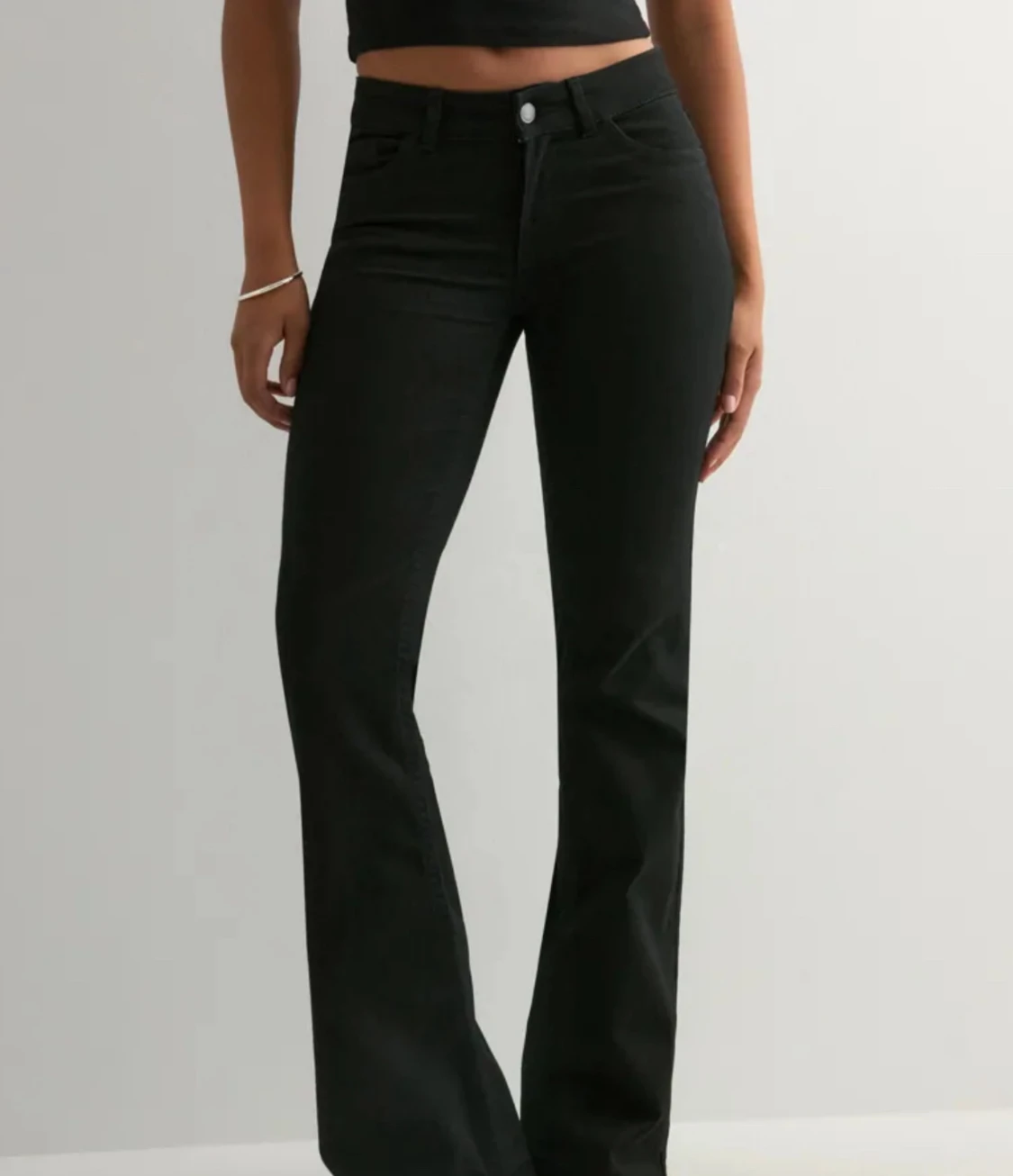 Svarta bootcut jeans med låg midja