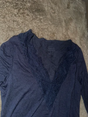 Intimissimi långärmad tröja  - Supersnygg mörkblå långärmad topp från Intimissimi som inte kommer till användning längre. Inga defekter och är i Strl S. Nypris 489kr😇