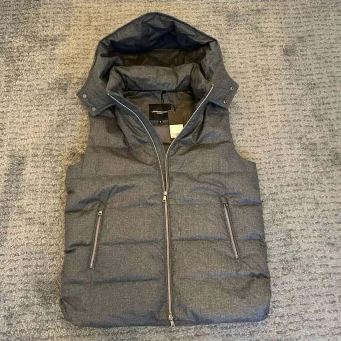 Grå dunväst från Lawrence Grey