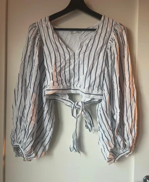 Randig crop top  - Eandig croptop med öppen knyt rygg och ballong arm