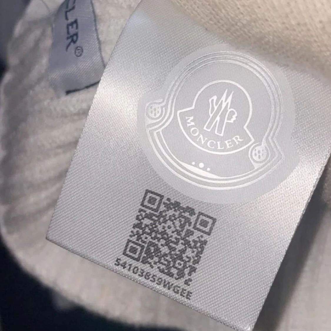 Moncler mörkblå black patch mössa  - 1