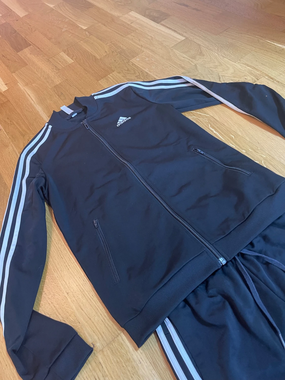 Svart Adidas set med vita ränder - 1