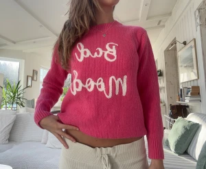 Stickad tröja med text  - En stickad tröja från Ciao Milano i uppskattad storlek XS/S. Jag fraktar inom 24h. Se liknande plagg i min profil! 