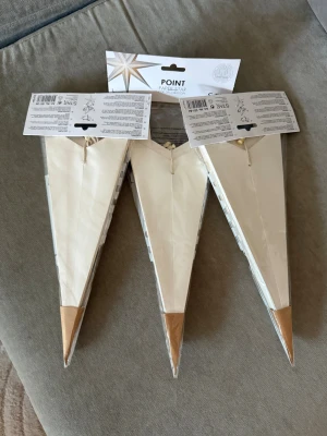 Point Paper Star 60 cm - Tre stycken Point Paper Star för dekoration, 60 cm. Nya i förpackning. Perfekt för fönster eller som juldekoration. Kan användas med LED-lampa (2W rekommenderas). Elegant design i vitt och guld. Inga synliga defekter eller slitage.