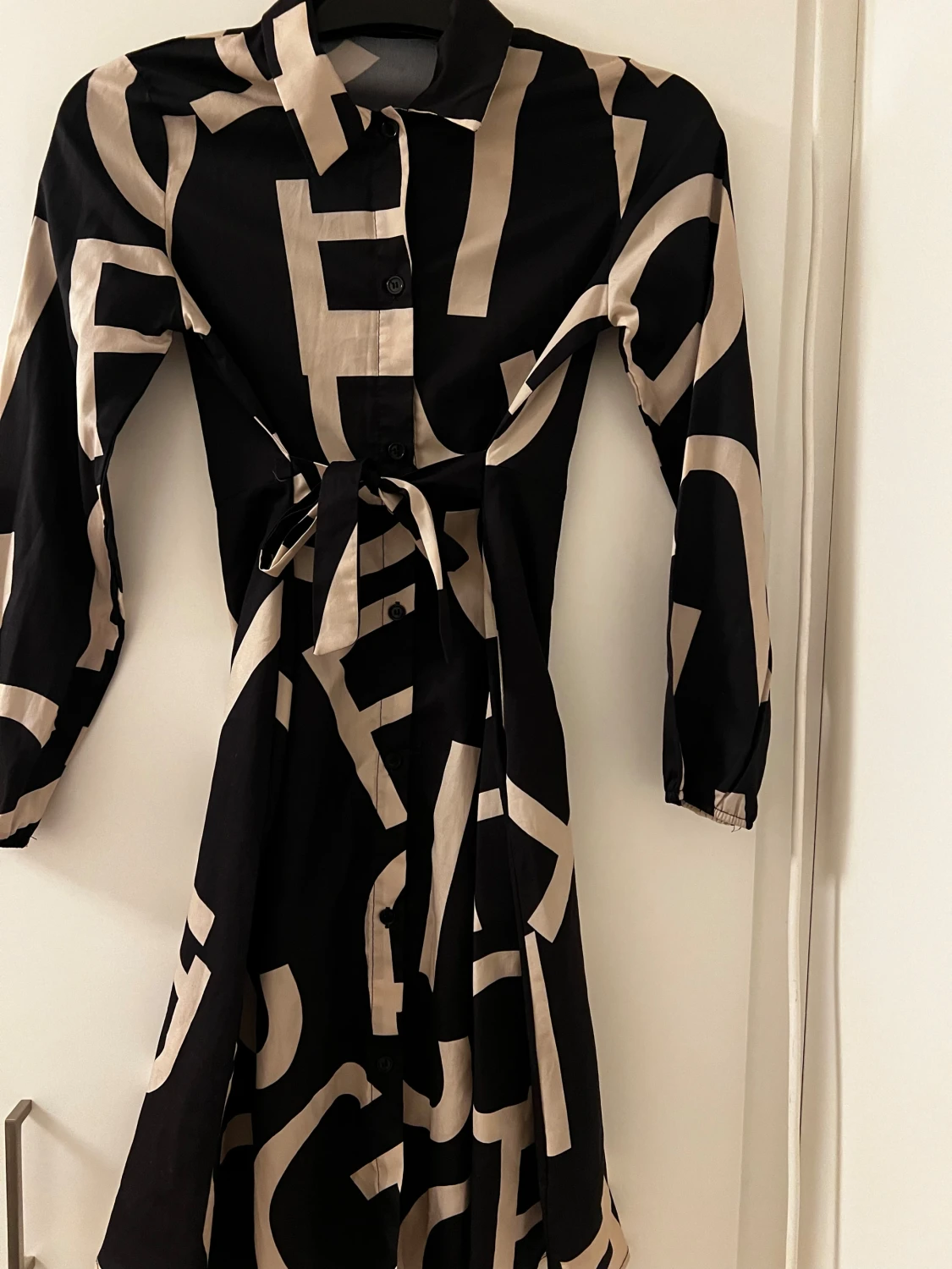 Svart skjortklänning med beige print