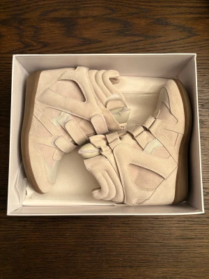  Isabel Marant skor i färgen ecru - Hejhej, säljer dessa super fina isabell Marant skor som jag köpte i somras och som jag använde vid 2 tillfällen. Nu har de mest stått på hyllan och därför säljer jag de. De är i super bra skick och passar perfekt för dig som har storlek 38. Kvitto kan skickas vid intresse. Hör gärna av dig vid förfrågningar, priset är inte fast så buda på!❤️
