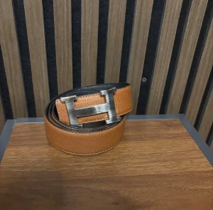 H- bälte  - Kom dm för frågor🧐pris kan diskuteras. H- bälte med färgen brun och ett silver H mycket fint bälte och stiligt från ett mycket känt varumärke. 