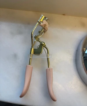 Lenoites ögonfransböjare  - Snygg ögonfransböjare från Lenoites!! Aldrig använd!! OBS kommer ej med den svarta ”gummigrejen”🫶🏻köpt för 299kr på lenoites hemsida