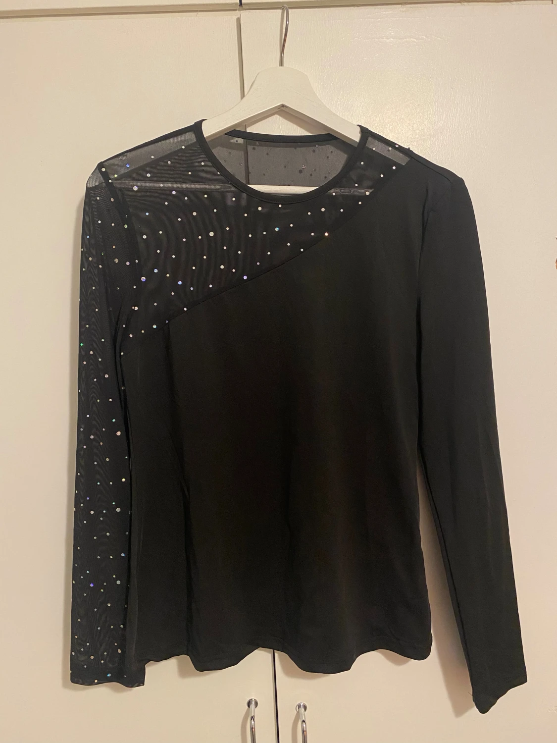 Svart mesh topp med glitterdetaljer
