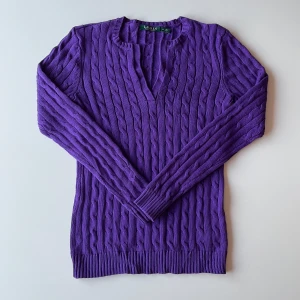 Ralph lauren kabelstickad tröja - En riktigt fräsch Ralph lauren tröja som är perfekt till vinter eller vår. Den är riktigt skön och varm och har ett riktigt fint skick, inga hål eller fläckar finns. Priset kan diskuteras vid en snabb affär.