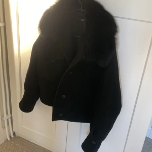 Svart pälsjacka från Meotine S/M - Köpte på Plick för ett tag sedan, jättefin jacka. Saknar en knapp annars i bra skick och inget man tänker på, ge pris förslag vill bliva med den så fort som möjligt 