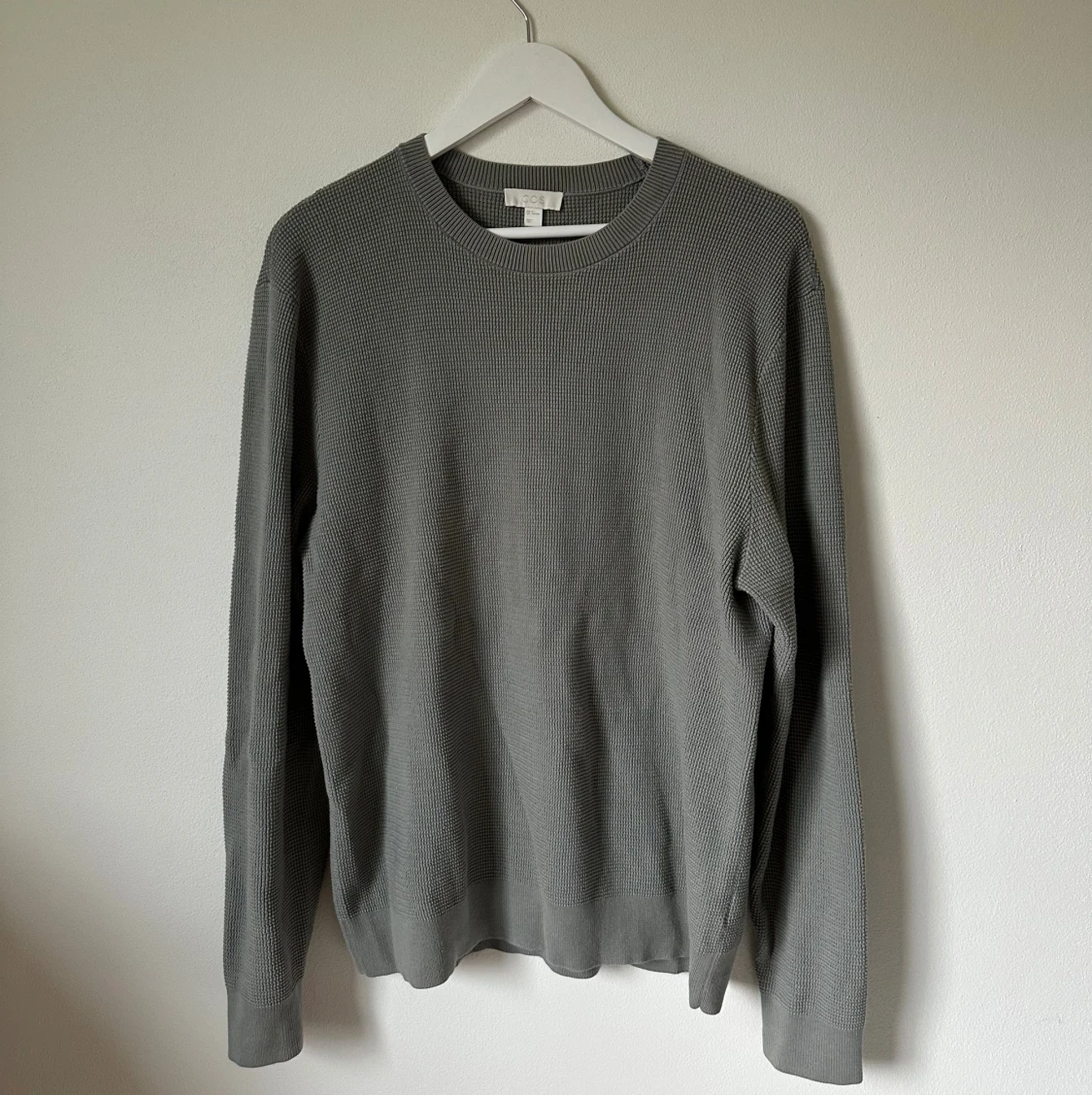 Grå stickad tröja från COS