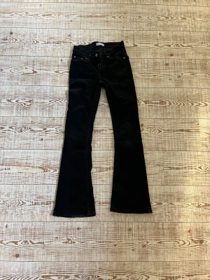 Gina jeans - jeans från gina tricot i storlek 32, lite urtvättade.