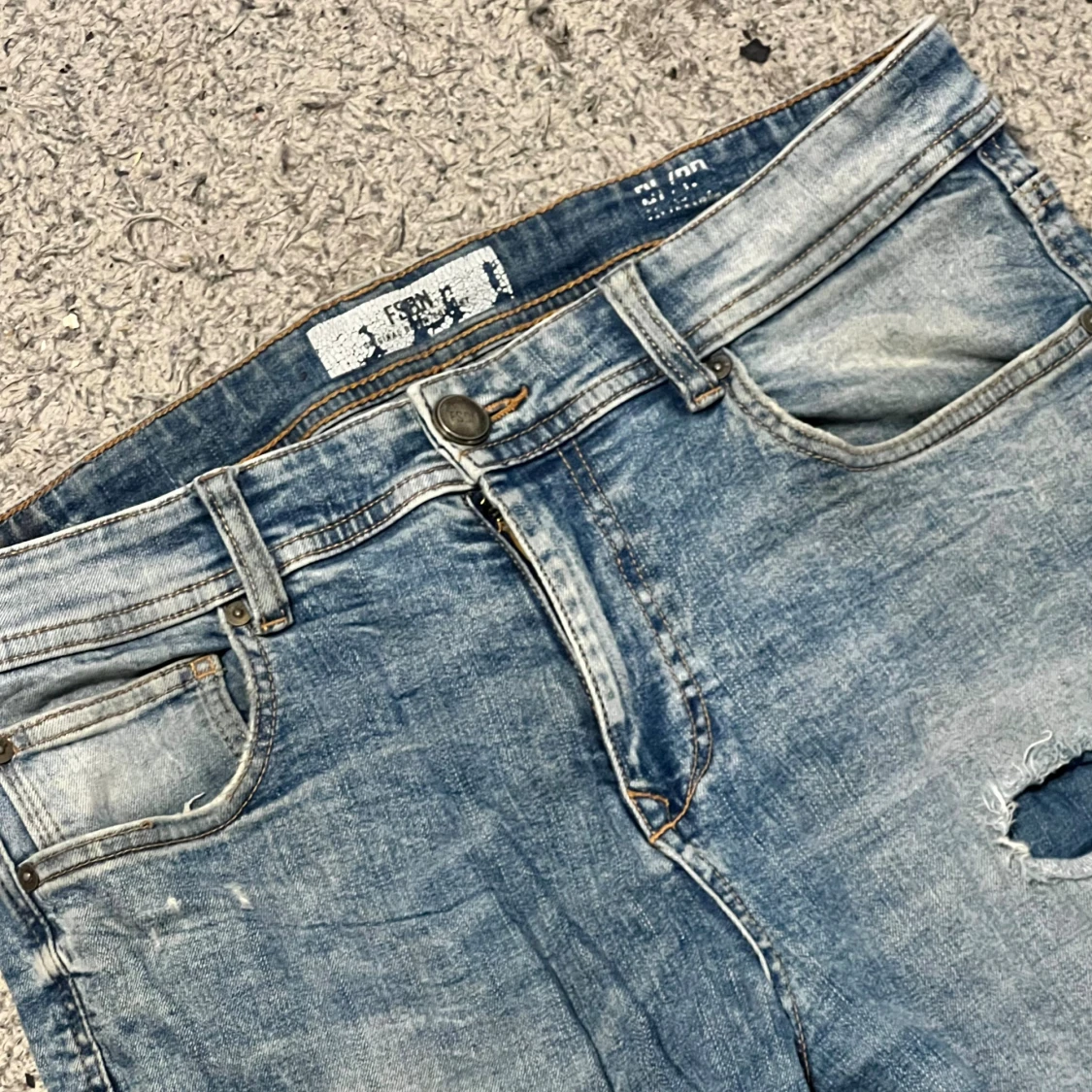 Ljusblå jeans med slitningar - 1