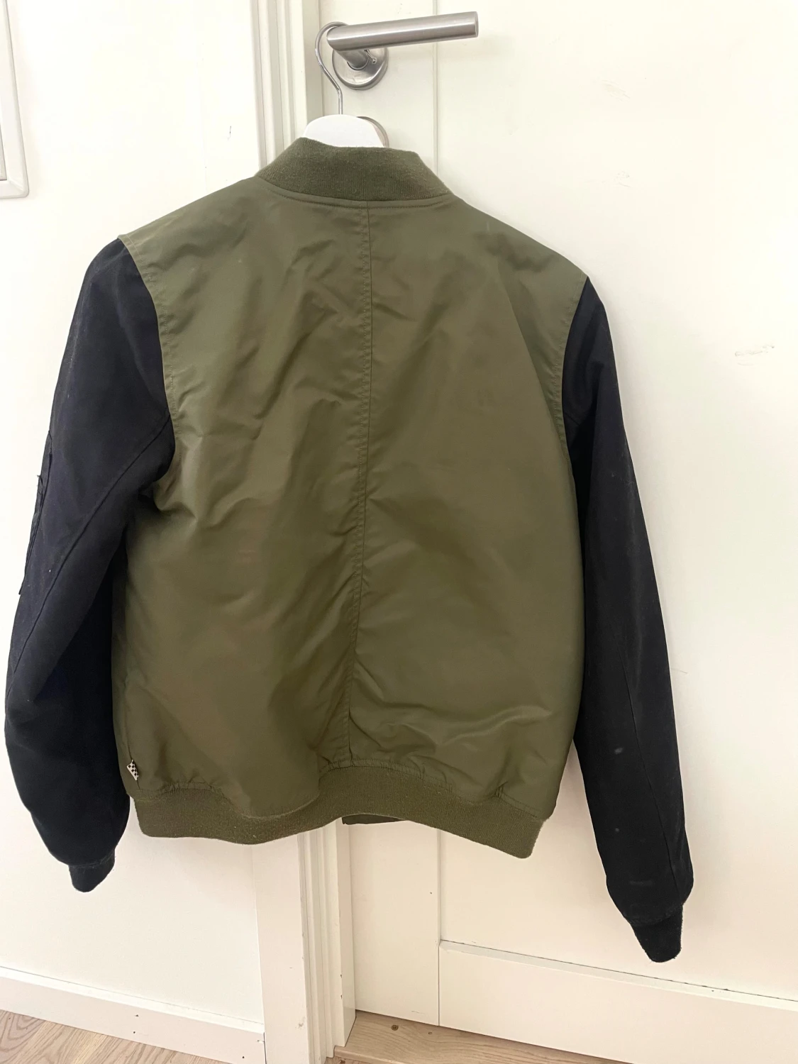 Grön bomberjacka från Vans - 1