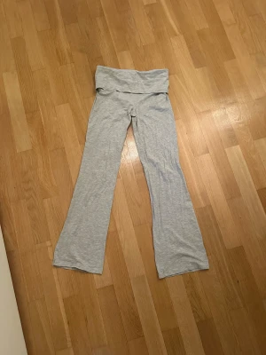 Gråa folded yoga pants - Snygga gråa folded yoga pants med bootcut-ben. Storlek 158/164! Från Gina Young!