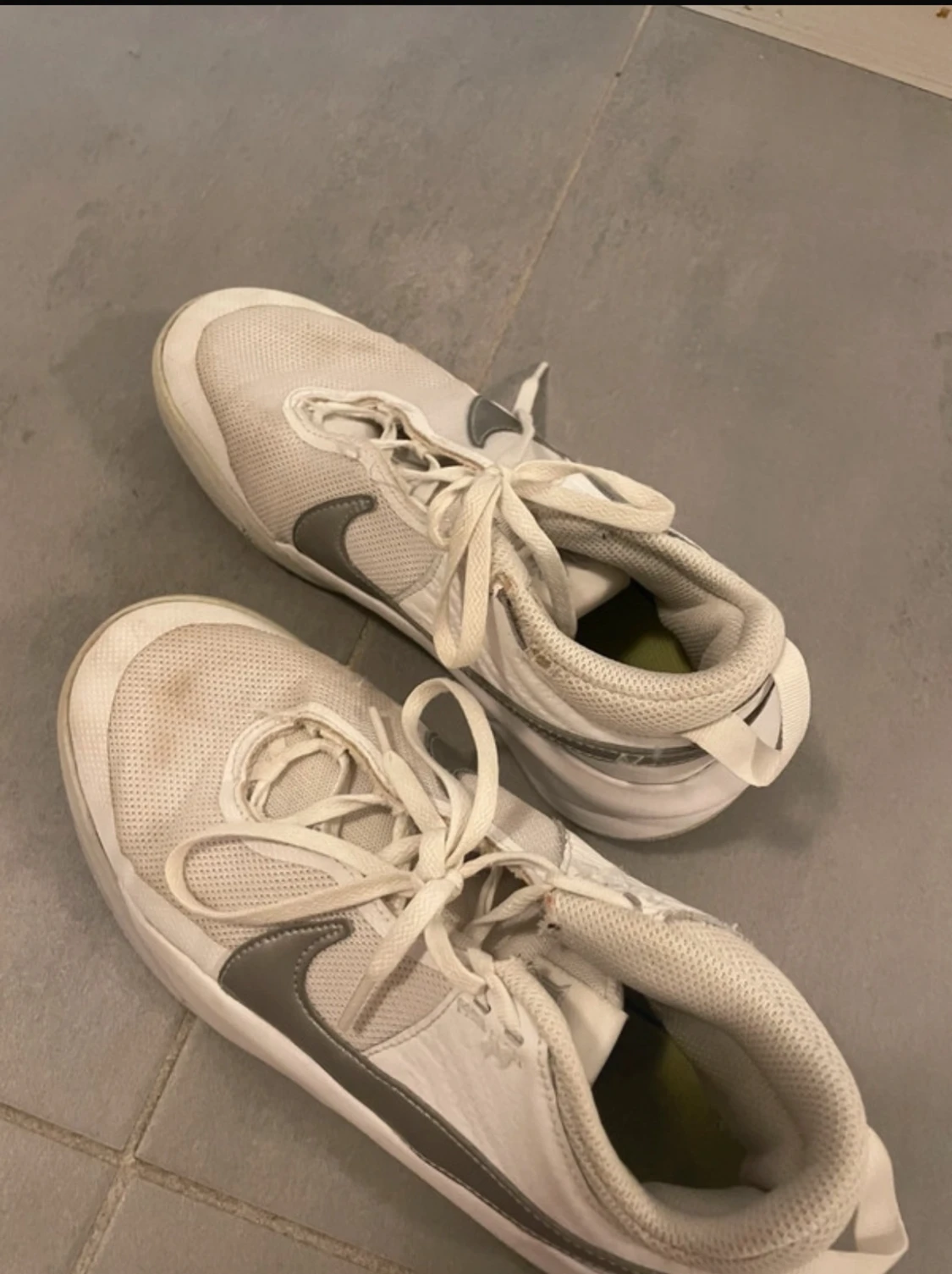 Vita sneakers med silverdetaljer - 2