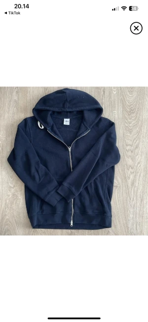 Marinblå hoodie från Zara med dragkedja - Snygg marinblå hoodie från Zara i storlek L. Tröjan har huva med snörning, hel dragkedja framtill och två fickor. Tillverkad i mjuk bomullsmix, perfekt för chill dagar. Klassisk och enkel design som funkar till allt.