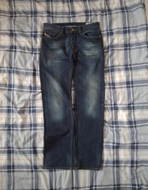 Diesel Jeans - Säkert dessa feta jeans från Diesel. Jeansen har rak passform | storlek: W32 L34| toppen skick | vid minsta fråga elelr fundering är det bara att höra av sig🤗🫡