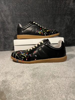 Maison Margiela Skor - Maison Margiela Paint Splatter - 43 - Endast testade - Trendig och fräscha skor - Skickas Snabbt   
