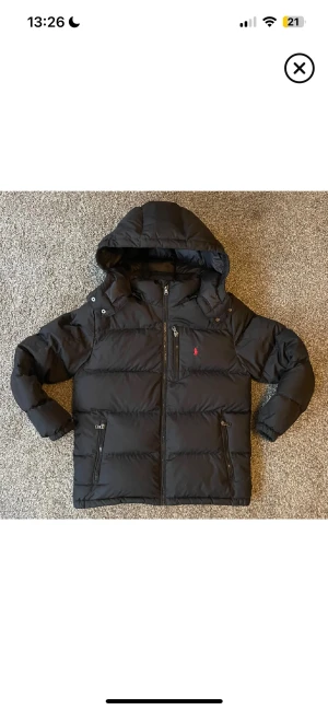 Ralph lauren jacka - Checka in resten av mina jackor!                       Svart Ralph lauren jacka, riktigt snygg och perfekt till vintern. Är i bra skick, bara lite smått smutsig och några små defekter, kan dock tvättas innan fraktning om man vill det. Storleken är L ungdomsstorlek, men sitter som xs herrstorlek. Finns även en likadan i en större storlek! 