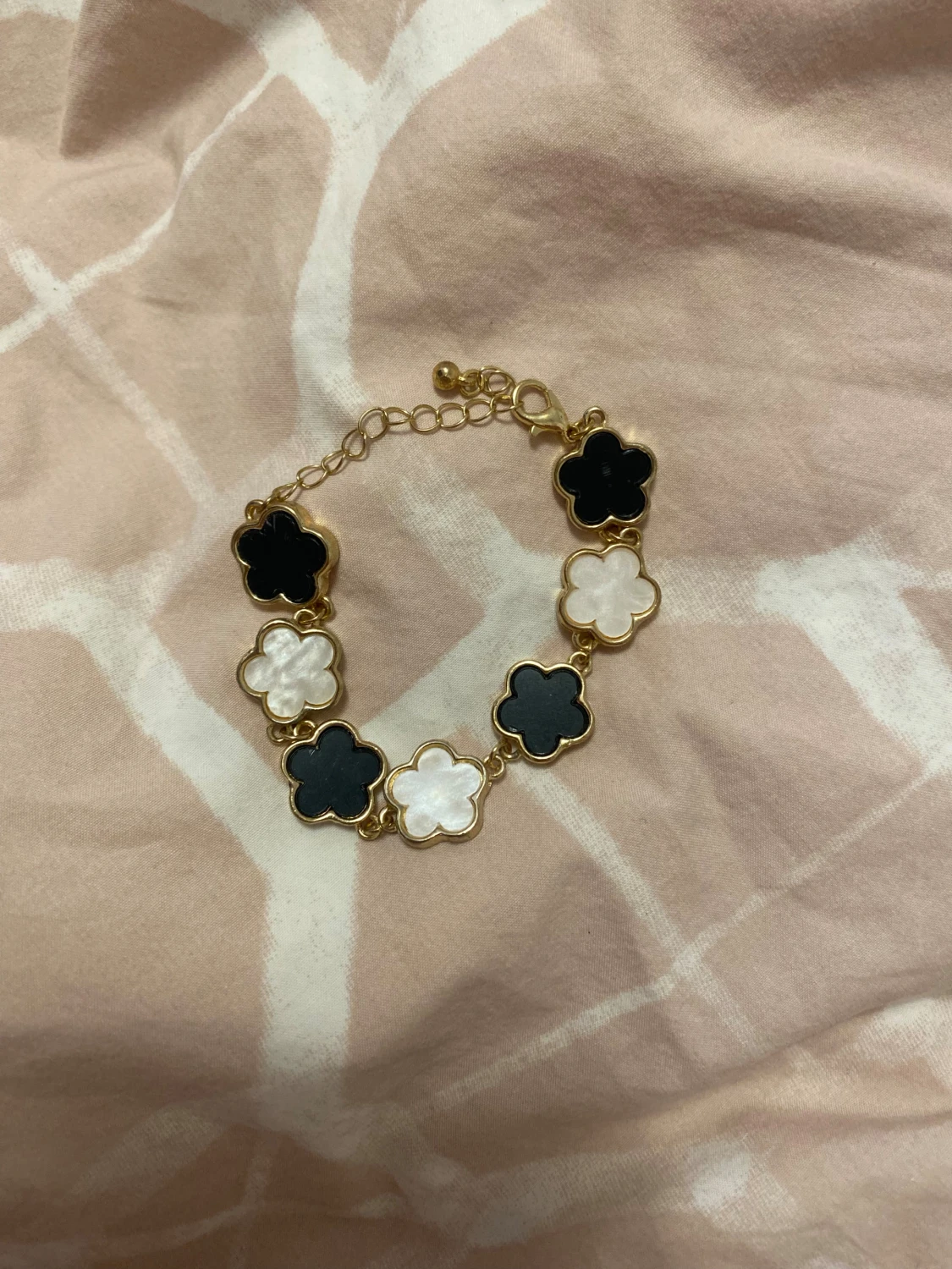 Blommigt armband i svart, vitt och guld