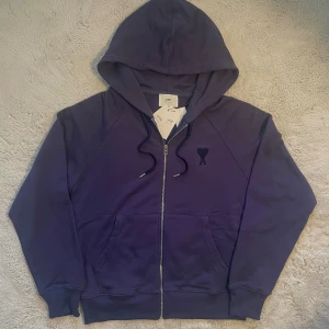 AMI Paris kofta - Säljer en oanvänd AMI Paris kofta. Kan frakta eller mötas upp, priset kan diskuteras. Size - M lite oversized   *   Skick: Helt ny / oanvänd  *   Färg: Mörkblått 