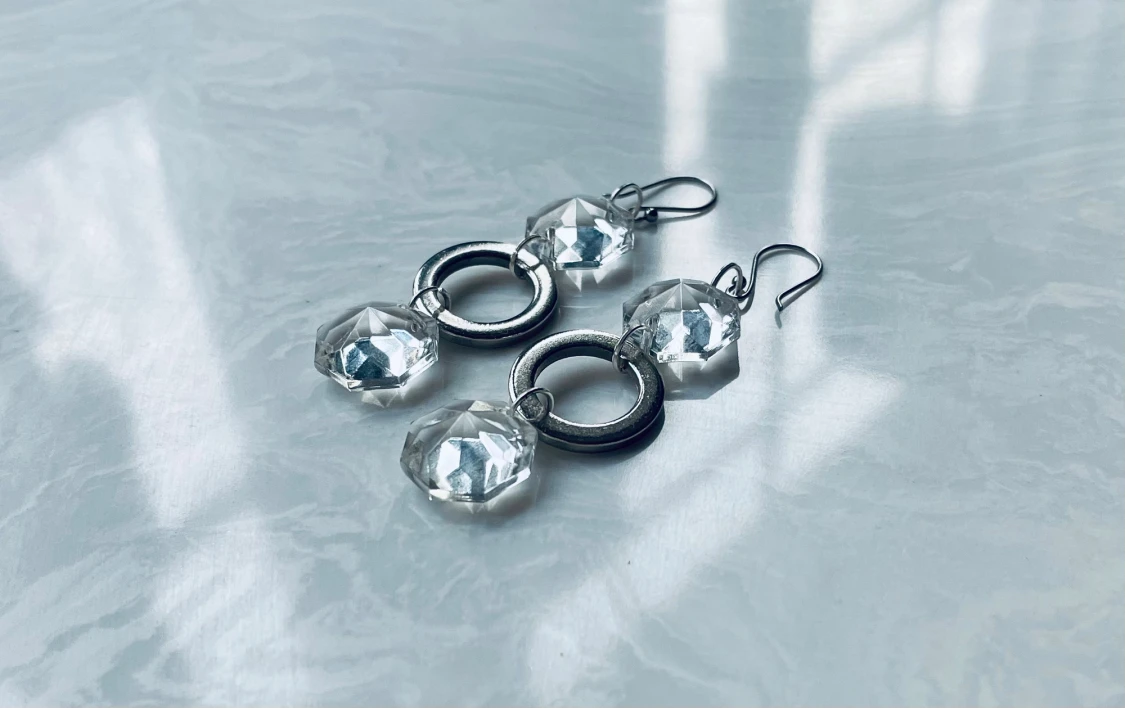 Glittriga örhängen med kristall och ring i stål