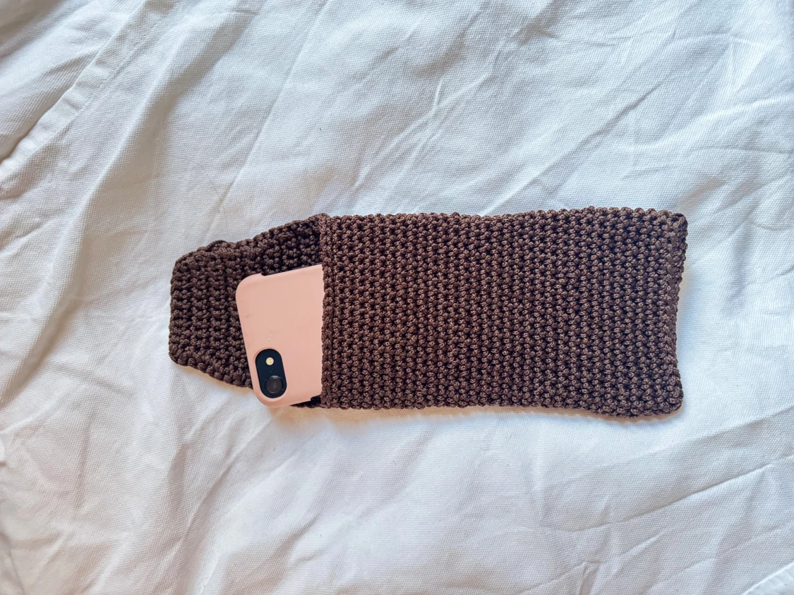 Brun stickad mobilväska - 2