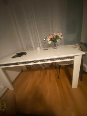 Stilrent vitt bord – perfekt som skrivbord eller matbord - Säljer ett stabilt och stilrent vitt bord i modern design. Bordet har raka ben och en blank bordsskiva som är lätt att hålla ren. Det passar utmärkt som skrivbord, hemmakontor eller som ett smidigt matbord för 2–6 personer.  Skick: Bra begagnat skick med normala bruksspår. Färg: Vit Övrigt: Bordet står stabilt och har en dekorlist på framsidan som ger det ett unikt utseende.  Endast avhämtning i Malmö. Hör av er om ni har fler frågor!