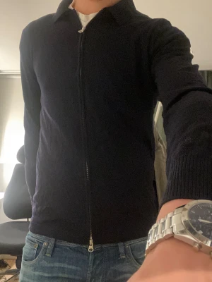 J.Lindeberg Merinozip - Säljer min J.Lindeberg zip i merinoull för 449 i storleken M. Tröjan har inga tecken på användning och är i helt nytt skick! Nypris på denna kofta ligger på 1600kr, tveka inte att höra av er om frågor eller fler bilder!