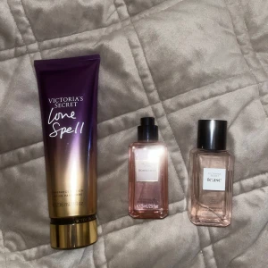 Victoria's Secret parfymset - Säljer ett set med tre Victoria's Secret-produkter: Love Spell body lotion med förpackning som inte säljs längre, Bombshell body mist i rosa plastflaska med svart pump och Tease body mist i ljusrosa plastflaska med svart lock. Perfekt för dig som älskar fräscha och söta dofter.