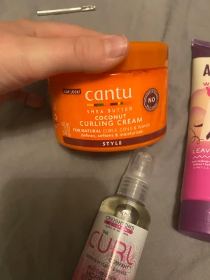 Produkter till krulligt hår  - Jag har bara använt dom 1 gång nästan. Säljer på grund av att de inte funkade jättebra på mitt hår 