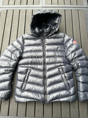 Colmar puffer jacka - Colmar vinterjacka mörkblå, finns ett lagat hål på luvan se bild 3, aningen smutsig men annars fint skick